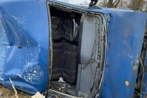 FOTOGALERIE Accident spectaculos în județul Suceava, au ajuns cu microbuzul pe calea ferată