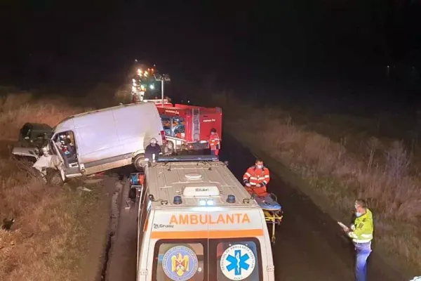 FOTO Accident teribil în vestul țării, trei persoane încarcerate