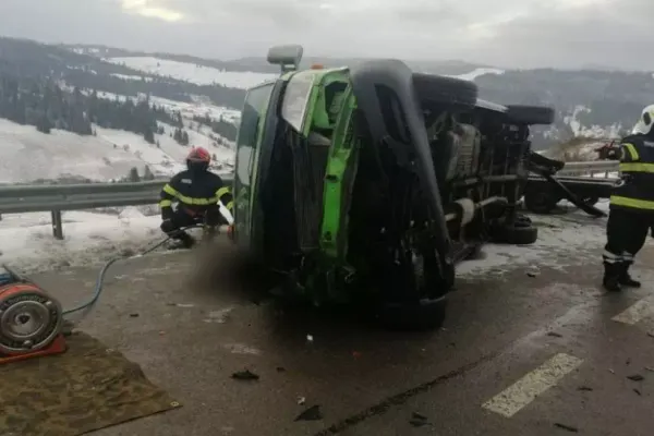 FOTO Accident teribil în Suceava: doi oameni au murit, prinși sub un microbuz. Ipoteză șocantă privind cauza tragediei