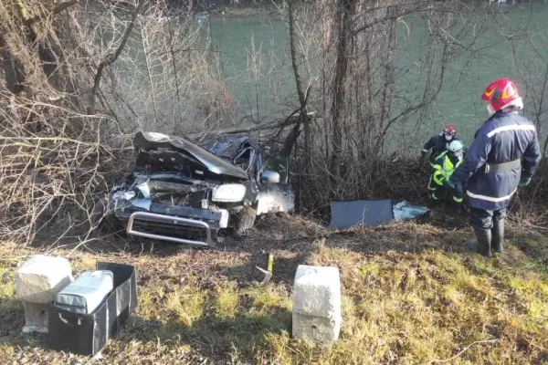 Accident auto grav. S-au răsturnat cu mașina în albia râului. Cei doi pasageri sunt răniți, dar au scăpat cu viață