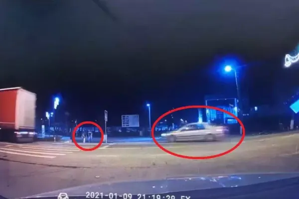 VIDEO - Accident evitat în ultima secundă. Un șofer beat a fost la un pas să omoare doi copii