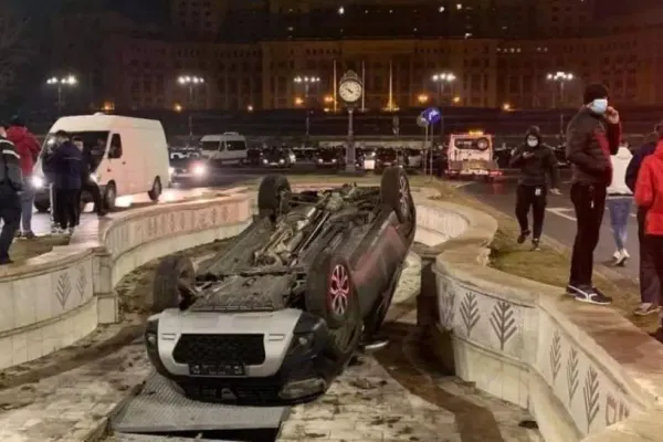 Trei mașini au ajuns în fântânile din București - Accidente în lanț în centrul Capitalei