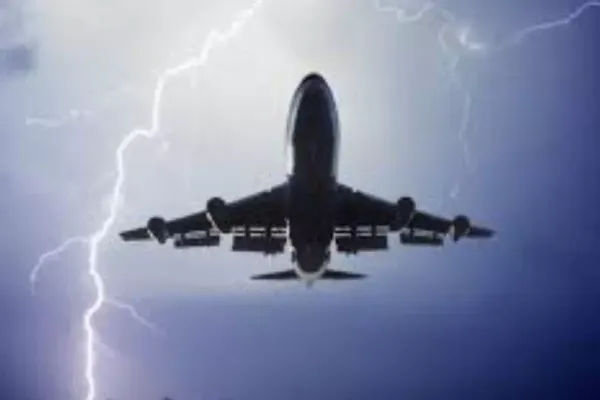 Avion în care se aflau pasageri români, lovit de fulger la decolarea din Italia