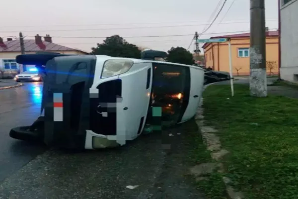Accident grav, în Turnu Măgurele: un microbuz cu pasageri s-a răsturnat