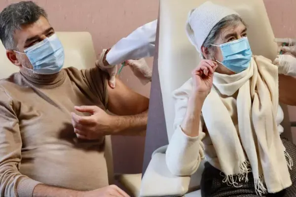 Marcel Ciolacu s-a vaccinat anti-COVID, împreună cu mama sa: „Cei din Guvern ar trebui să facă mai mult pentru persoanele vulnerabile”