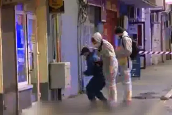 VIDEO Femeie și bărbat, ÎNJUNGHIAȚI într-un bloc din centrul Capitalei. Agresorul, căutat de polițiști - prima ipoteză, tulburătoare