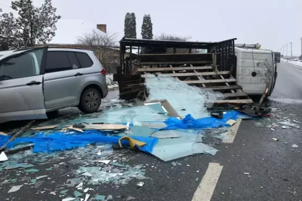 Foto/ Accident TERIBIL cu trei maşini pe centura Apahida, din județul Cluj! O autoutilitară s-a răsturnat