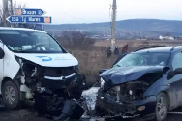 FOTO Accident rutier grav la Feldioara, jud. Brașov: Trei persoane rănite după ciocnirea frontală a două mașini
