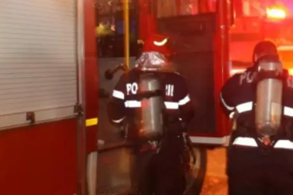 VIDEO Incendiu puternic în București - Un restaurant a fost mistuit de flăcări