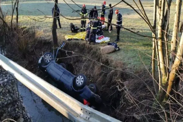 FOTO/ Accident grav în judeţul Bihor! Şofer în stop cardio-respirator după ce a căzut cu maşina într-un pârâu