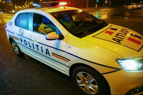 O mașină de poliție a fost lovită de o șoferiță. Polițiștii erau în timpul serviciului și efectuau cercetarea în cazul unui eveniment rutier