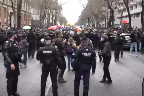 Protestele anti-restricții au degenerat - Violențe și confruntări cu poliția în Elveția