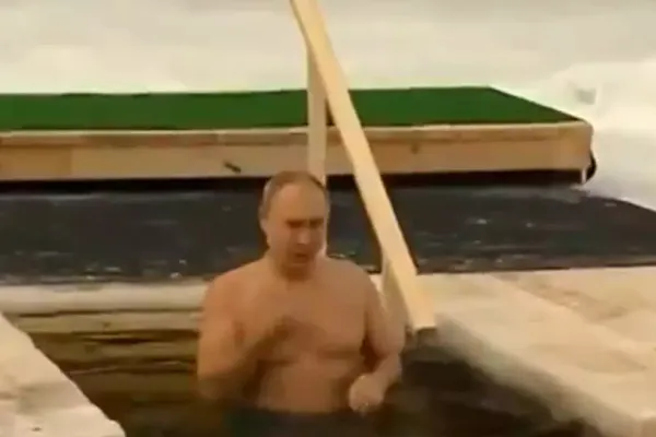 VIDEO Vladimir Putin a făcut tradiționala baie de Bobotează la minus 20 de grade