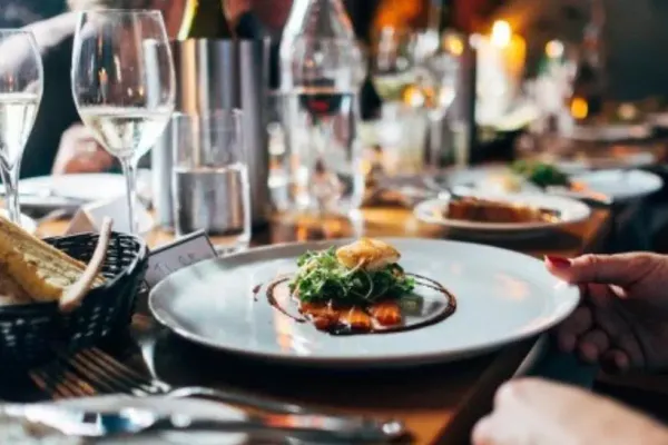 România, printre cele mai ieftine țări din UE. Cât costă restaurantul, hotelul și țigările la noi, în comparație cu statele scandinave