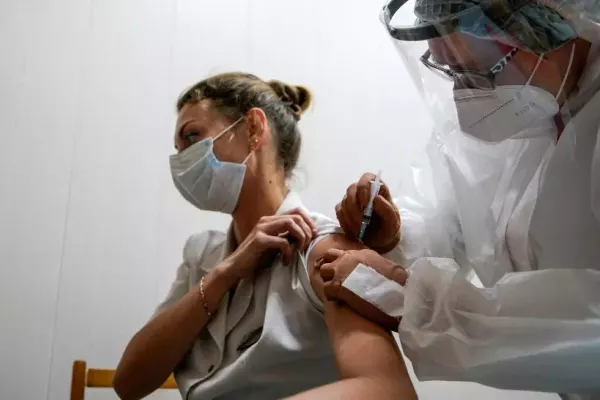 Peste 800.000 de persoane vaccinate împotriva COVID-19 în Rusia
