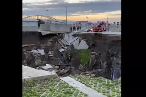 EXPLOZIE uriașă în Italia: Un spital covid din Napoli a fost evacuat. Zeci de mașini au fost prinse sub pământ