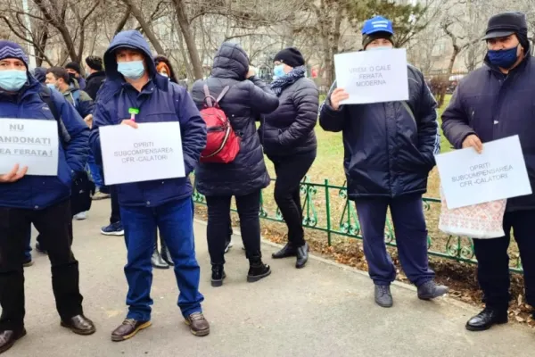 Ceferiștii protestează în fața ministerului Transporturilor. Ce revendicări au