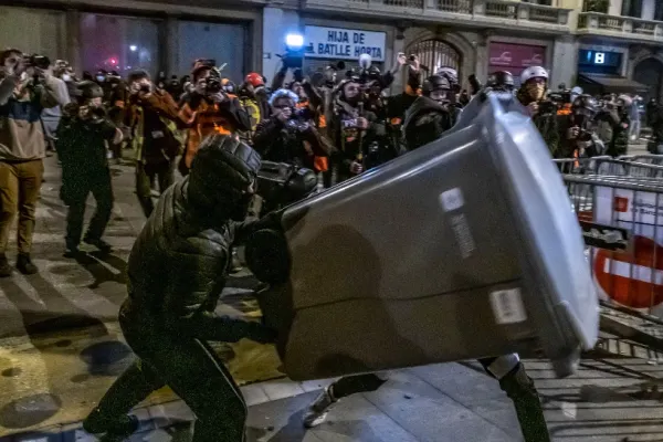 FOTO | VIDEO Noi proteste violente în Spania. Arestări și mai mulți răniți după CIOCNIRILE cu forțele de ordine