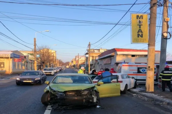 FOTO Grav accident de circulație în municipiul Constanța: Două persoane transportate la spital