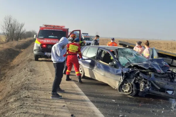Accident cu 3 maşini, la ieşirea din Sibiu. Trafic blocat