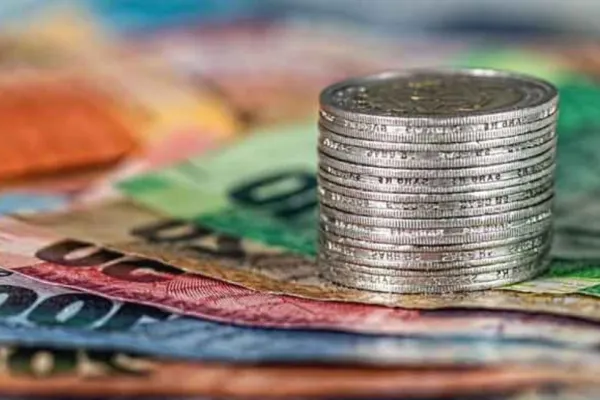 Buget 2021. Guvernul a tăiat în carne vie! Pensiile și salariile îngheață, sporurile de la stat și cele COVID-19 din prefecturi - eliminate