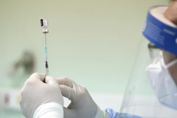 Ministerul Sănătății: „Cazurile de infectare în rândul personalului medical din România au scăzut cu peste 87,7%”