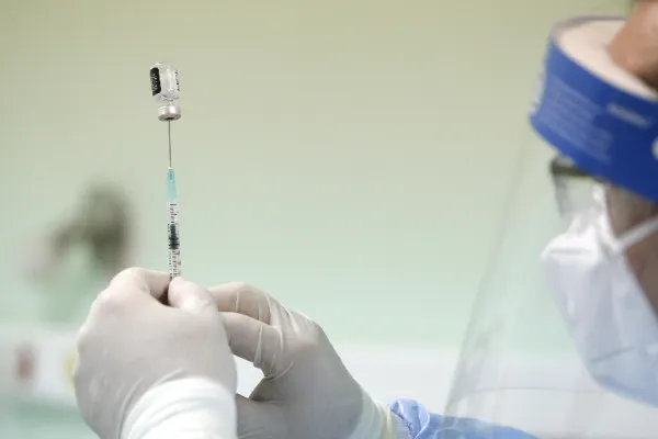Rusia susține că vaccinurile Sputnik V și EpiVacCorona sunt eficiente împoriva tulpinii britanice de COVID
