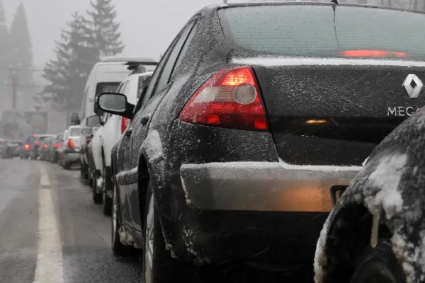 Românii iau cu asalt muntele: Trafic INFERNAL, plus un accident, pe Valea Prahovei. Ce rute alternative recomandă poliția