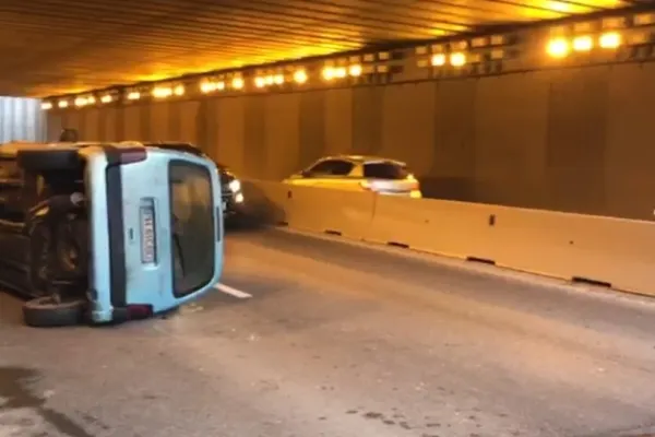 Accident grav, în Pasajul Băneasa: două victime, după ce o mașină s-a răsturnat - VIDEO