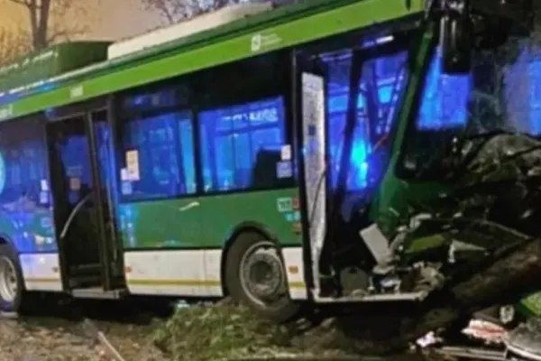 O șoferiță româncă a ȘOCAT Italia, după ce a provocat un accident CUMPLIT la Milano: Trei răniți, un autobuz complet distrus și mai multe mașini avariate