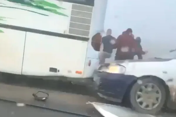 VIDEO Val de accidente în județul Iași. Un șofer care privea alt accident s-a izbit de un autocar