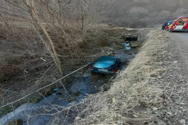 FOTO | Momente cumplite pentru un copil de 3 ani. Mașina în care se afla cu părinții a căzut în gol mai mulți metri - accident în Cluj