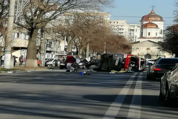 UPDATE VIDEO Momentul accidentului din Brăila, în urma căruia o ambulanță s-a răsturnat
