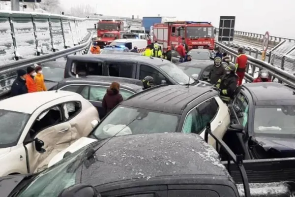 VIDEO + FOTO Tragedie în Italia. Accident în lanț pe autostradă, cel puțin 2 morți și zeci de răniți