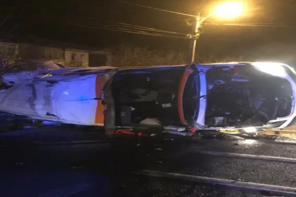 Ambulanță implicată într-un accident grav. O pacientă Covid-19 a decedat după ce mașina a intrat într-un cap de pod