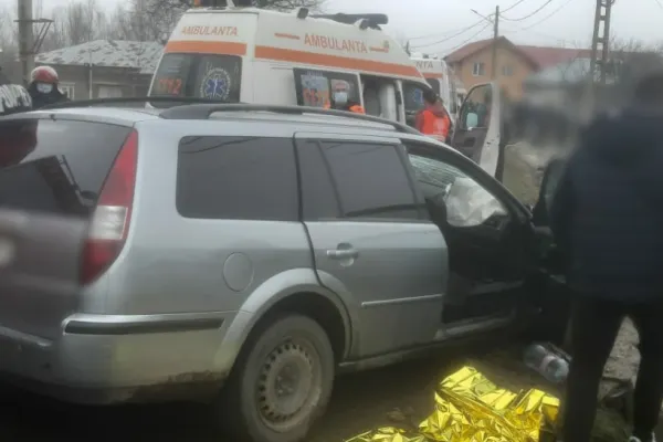 FOTO Accident în Teleorman: Un bărbat a MURIT, iar altul a ajuns la spital după ce mașina în care se aflau a intrat într-un cap de pod