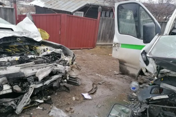 Accident grav între o autoutilitară și un autoturism, la Vânători Neamț. Trei persoane au fost transportate la spital