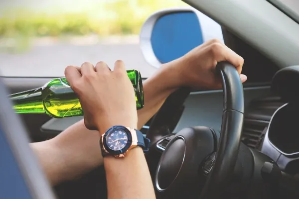Un bărbat din Olt, ARESTAT preventiv după ce a condus sub influența alcoolului, fără permis și a provocat un accident