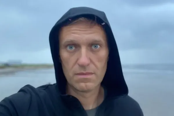 În timp ce totul se prăbușește în jur, Putin se răfuiește cu opozanții. Alți ani grei de închisoare pentru Alexei Navalnîi