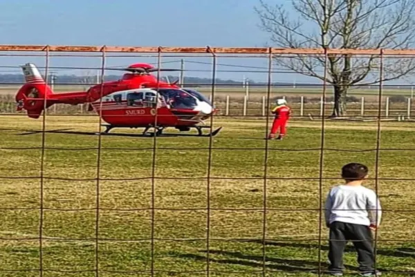 Accident GRAV în județul Giurgiu: Mamă și bebeluș de 9 luni, loviți de un autoturism. Elicopterul SMURD intervine