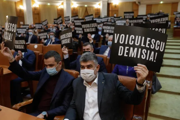 PSD și AUR cer demisia ministrului Sănătății în Parlament! ”Voiculescu – Demisia” este mesajul apărut pe pancarte NEGRE - Social-democrații depun MOȚIUNE