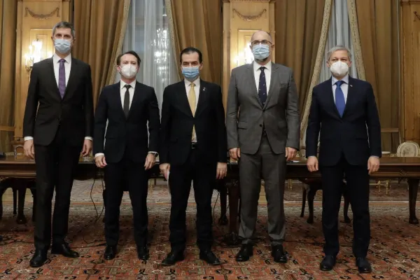 Coaliția de guvernare a făcut împărțirea funcțiilor de prefecți. Prefectura Capitalei va fi condusă de PLUS - Ce Prefecturi revin partidelor de la putere