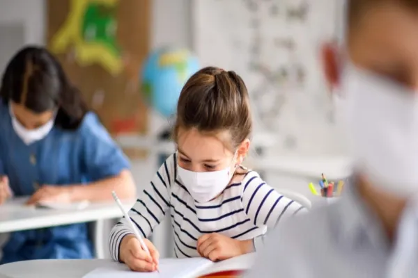 Ministerul Sănătății îndeamnă părinții să fie atenți la starea de sănătate a copilului înainte să-l trimită la școală: „Este nevoie de un efort comun”