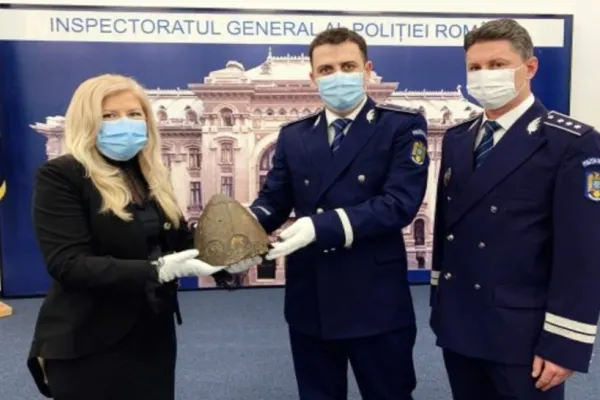 Coif viking, unicat în Romania și rar în Europa, recuperat de polițiști