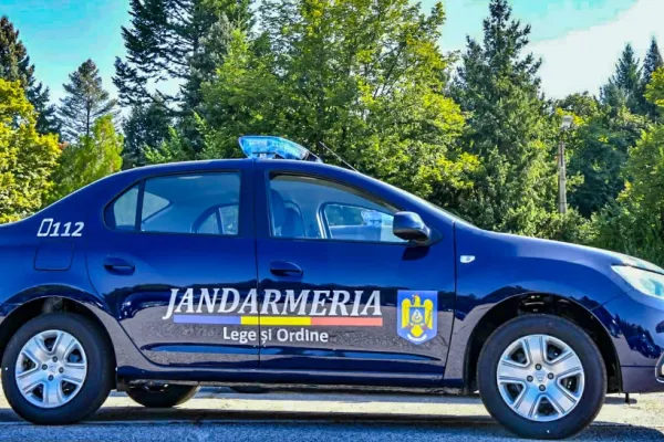 Accident cu mașina Jandarmeriei! Sirena pornită DUPĂ impact