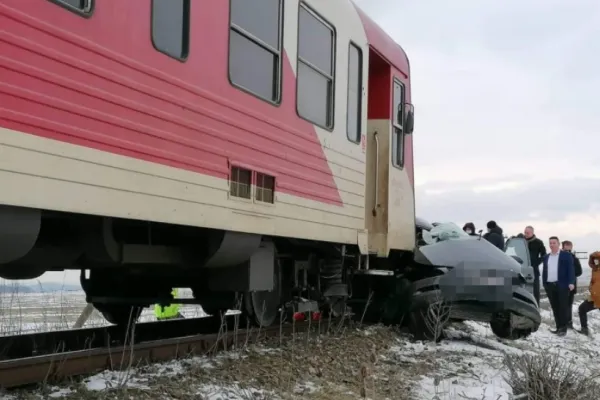 FOTO Accident cumplit în județul Iași. Autoturism lovit de tren, doi oameni au murit