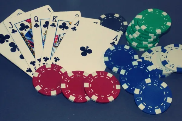 A jucat poker în loc să stea în carantină! Ce au descoperit polițiștii într-un apartament din Sectorul 6