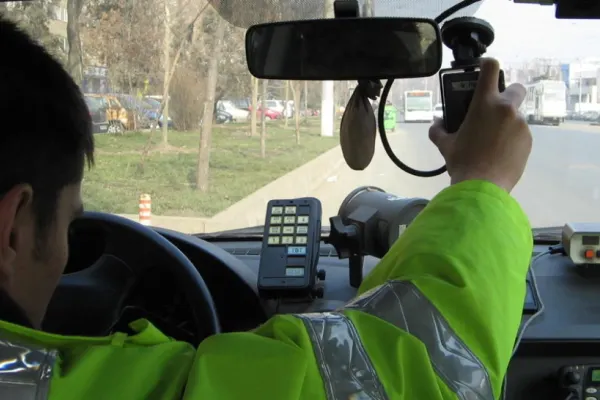 Șoferiță, prinsă în localitate cu viteza maximă de autostradă. A rămas „pieton” timp de 4 luni
