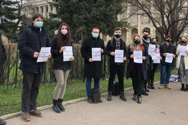 Elevii și studenții, PROTEST în Piața Victoriei după ce Guvernul a anunțat eliminarea gratuității transportului