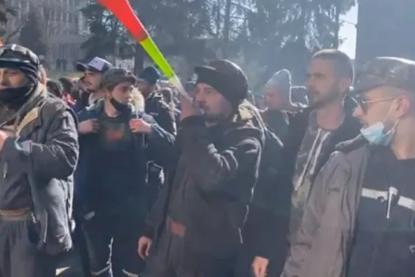 Minerii protestează la Parlament pentru pensionare anticipată - Peste 8.000 vor fi concediați în următorii 3 ani